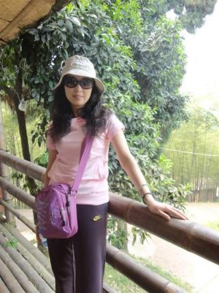 女,43岁 右眼睛突然看东西模糊,还发红,但不流